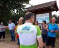 Bild: pz
Die neuen Informationstafeln am Anton-Hart-Wanderweg sind jetzt den Wanderwegepaten der Stadt Waldsassen vorgestellt worden. Bürgermeister Bernd Sommer erschien zum Termin mit dem Fahrrad im "Waldsassen"-Trikot.