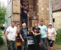Bild: lep
Gemeinsam beladen Jürgen Altmann (vorne, von links), Hans Karl sowie Johanna, Piotr und Theodora Cieslak den Transporter für Bulgarien.