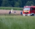 Bild: Stefan Puchner/dpa
Einsatzkräfte arbeiten an der Absturzstelle von einem Kleinflugzeug.