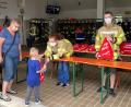Bild: nza
Die Jugendfeuerwehr unter Leitung von Renate Bergler richteten für die Ferienkinder eine Schaumparty to go in Form einer Feuerwehrtasche mit Badeschaum her.
