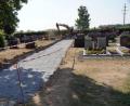 Bild: bkr
Der Frostschutz für einen Teil der neuen Gehweg auf dem Friedhof Immenreuth ist bereits eingebracht.