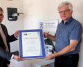 Bild: mab
IHK-Geschäftsführer Markus Huber (links) überreicht Firmeninhaber Dipl.-Ing. Erich Böhm die Ehrenurkunde der Industrie- und Handelskammer Regensburg zum Jubiläum.