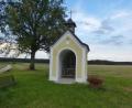 Bild: bk
Die Wolf`n-Kapelle an der Staatsstraße 2165 erstrahlt nach einer grundlegenden Renovierung in neuem Glanz.