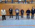 Bild: ibj
Die Bürgermeister Peter Dotzler (Gebenbach, links) und Bernhard Lindner (Hahnbach, rechts) danken den ausgeschiedenen Verbandsräten des Zweckverbands zur Wasserversorgung der Mimbacher Gruppe mit Präsenten.