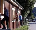 Bild: pop
Arbeit mit Corona-Abstand: Die Außenhaut des alten Bahnhofs (die Bretter sind noch original und über 100 Jahre alt) wird gestrichen, Schadstellen werden ausgebessert.