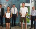 Bild: Dobmeier
Die besten drei Absolventen im Ausbildungsberuf Landwirt sind (vorne, von links) Florian König (1,84), Theresa Bäumler (1,1) und Thomas Lobinger (1,49).