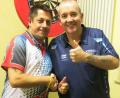 Bild: privat
Der 46-jährige Weidener Marco Götz (links) hat Phil „The Power“ Taylor (rechts) schon öfters getroffen. Am 20. November 2020 kommt der Engländer mit Raymond „Barney“ van Barneveld und zwei bekannten Überraschungs-Darts-Spielern nach Weiden.