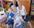 Bild: wku
Die Jubilarin Anna Merkl mit Sohn Michael, Enkelin Stefanie und den beiden Urenkeln Philipp und Johann