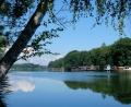 Bild: do
Hier lässt es sich planschen: Der Eschenbacher Rußweiher mit seinen Holzhäuschen am Ufer ist ein beliebtes Ausflugsziel.