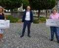 Bild: jr
Bürgermeister Bernd Sommer überreichte jeweils 250 Euro an Brigitte Nickl (links) vom Städtischen Kindergarten und Monika Demmer (St. Michael). Beide Einrichtungen wollen damit Außenspielgeräte kaufen.