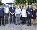 Bild: no
Bei der Gratulationscour (von links): Hans Fenzl (Feuerwehr Angfeld), Pfarrer Thomas Schertel, UWG-Vorsitzender Gerald Habermehl, Bruder Helmut Hiltl, Jubilar Leonhard Hiltl, Beate Kohl (UWG Illschwang), Margarethe Hiltl. Heidi Maul (SVI), Hubert Lang (Feuerwehr Angfeld), Ulrike Heldrich (SVI), Gerda Englhard (Obst- und Gartenbauverein Angfeld ) und Zweiter Bürgermeister Benjamin Hiltl, gleichzeitig Enkel des Geburtstagskindes.