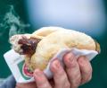Bild: arifoto UG/dpa
Ob im Stadion oder auf dem Sommerfest: Mit einer Bratwurstsemmel in der Hand ist die Welt in Ordnung, findet unser Reporter.