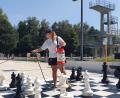 Bild: Peggy Biczysko/fph
Bademeisterin Melanie Kastner beim täglichen Desinfizieren der Schachfiguren im Marktredwitzer Naturbad. Auch alle anderen Spielgeräte werden regelmäßig vom Reinigungspersonal saubergemacht.