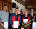 Bild: frd
Vier Mitglieder (mit Urkunden) wurden für ihre langjährige Mitgliedschaft und ihre aktive Arbeit in der Bergwacht Schönseer Land ausgezeichnet. Dazu gratulierten (hintere Reihe, von links) Otto Langenhan, Dieter Güll und Willi Klein.