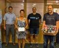 Bild: Guenter Uschold
Birgit Walter (Dritte von links) trainierte seit 2003 die Minis und war damit, von wenigen Ausnahmen abgesehen, Trainerin fast aller Spieler der Herrenmannschaft im Jugendalter. Als Co-Trainer der männlichen D-Jugend verlässt Andreas Hödl (links) sein Amt. Zum Dank für die geleisteten Dienste gab es ein Abschiedsgeschenk, welches von Vorsitzendem Michael Lang (Vierte von links), Bürgermeister Rudolf Teplitzky (Zweiter von links) und Pokalspender Peter Spichtinger (rechts) überreicht wurde. Peter Bauer (Zweiter von rechts) ist seit 30 Jahren Schriftführer. Dafür gab es einen Geschenkkorb.