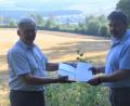 Bild: fz
Bürgermeister Josef Hammer und Planer Roland Pflaum (von links) zeigen die Planunterlagen für den angestrebten Waldkindergarten in Irchenrieth kurz vor der Sitzung am Standort hoch über der Gemeinde. Die Kinder werden eine fantastische Aussicht genießen.