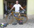 Bild: Gabi Schönberger
Platz ist in der kleinsten Tasche. Das Fahrrad bepackt Michael Tiefel für seine 6-Tage-Tour möglichst aerodynamisch.