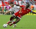 Bild: Matthias Schrader/dpa
Dwight Yorke (rechts) kämpft bei der WM 2006 beim Spiel gegen England um jeden Ball.