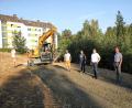 Bild: njn
Ein Bild von der Baumaßnahme machten sich (von rechts) Verwaltungsrat Hubert Wojtenek, Zweiter Bürgermeister Bernhard Schmidt und Technischer Angestellter Markus Meyer. Mit auf dem Bild (Vierter von rechts) Polier Florian Meier von der bauausführenden Firma Markgraf.