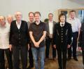 Bild: ohr
Martin Meier (Mitte mit dunkler Jacke) beging mit seiner Familie, Sohn Martin und Tochter Anna (links daneben), fünf Enkelkindern sowie einem Bruder im Gasthof Bodensteiner den 90.Geburtstag mit weiteren Gästen . Zweiter Bürgermeister Thomas Rohrwild (Fünfter von rechts) überbrachte die Glückwünsche für die Gemeinde Stulln. Auch Vereinsvertreter gratulierten (von rechts): Hubert Obermeier, Wolfgang Rübe, Franz Sorgenfrei (CSU) und Helga Wisneth.