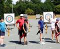 Bild: bkr
Paula, Ben, Leo und Patrice nahmen die Gelegenheit wahr, mit Pfeil und Bogen zu üben. Spartenleiter Bogen Hans-Jochen Nentwich machte die Einweisung und Stefanie Stelzl begrüßte die jugendlichen Teilnehmer.