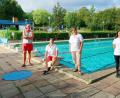 Bild: bsc
Strenge Regeln herrschen in Corona-Zeiten auch im Friedenfelser Freibad. Den Gästen zollen (von links) Bademeister Walter Etterer, die beiden Vorsitzenden des Fördervereins, Patricia Henze und Lisa Rauh, sowie Christina Fleischmann und der Schriftführer des Fördervereins, Julian Fleischmann, großes Lob: „Hygienevorschriften, Abstandsregeln und Maskenpflicht, wo vorgeschrieben, werden eingehalten.“