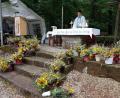 Bild: hzi
Pater Samuel Patton bei der Feier des festlichen Gottesdienstes, im Vordergrund die Weihbüschel.