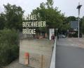 Bild: Dušan Zahoranský (Fotomontage)
Für drei Monate soll die Eiserne Brücke nach dem Gründer der Seenotrettungsorganisation Sea-Eye „Michael-Buschheuer-Brücke“ benannt werden.