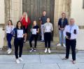 Bild: Stadt Schwandorf/Maria Schuierer/exb
Stolz präsentieren die vier Schülerinnen der MRS St. Josef ihre Urkunden. Für ihr Projekt „Gib Geschichte ein Gesicht – Eine historische Reise durch Schwandorf“ wurden sie mit einem Hauptpreis, dem „Sonderpreis der Bayerischen Einigung“ ausgezeichnet: 
(von links nach rechts): Tamara Wieland, Sarah Wenisch, Daniela Amrein (Projektbetreuerin) Vanessa Drexler, Jürgen Moritz (Realschulkonrektor), Johanna Sieß, Johannes Lohrer (Tourismusbüro), OB Andreas Feller