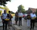 Bild:  Christian Weiß/exb
Karl-Heinz Kreiner, Josef Flierl und Hans-Jürgen Reitzenstein mit Gattinnen Christine, Doris und Dietlind bei der Verabschiedung als Kreistagsmitglieder (Reitzenstein, Flierl) bzw. als Stadtratsmitglied (Kreiner) in Eckeltshof.