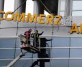Symbolbild: Daniel Reinhardt / dpa
Die Commerzbank hat Grafenwöhr verlassen. Die Filiale dort ist geschlossen und komplett nach Weiden umgezogen.