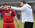 Bild: af
Trainer Tobias Bernklau (rechts, daneben Goalgetter Bastian Lobinger) gibt ab sofort wieder Anweisungen vom Spielfeldrand. Landesligist SpVgg Pfreimd nimmt mit Verzögerung den Testspielbetrieb auf.