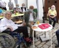 Bild: hka
Hildegard und Josef Christ dürfen sich an den Händen halten, Bürgermeister Michael Göth (rechts) und Sulzbach-Rosenbergs Ehrenbürger Hans Wuttig (Zweiter von rechts) wahren auch im Museumshof Abstand.