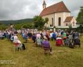 Bild: exb
Fast 200 Gläubige feierten am Samstag Gottesdienst im Freien in Heldmannsberg. Einige waren der Tradition nach als Fußwallfahrer gekommen.