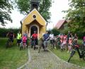 Bild: bey
Die Kapelle in Gelpertsricht war eines von 14 Zielen des ersten "Rad-Aktionstages" in Luhe-Wildenau. Bürgermeister Sebastian Hartl (Sechster von links) fuhr ganztägig mit dem E-Bike oder dem normalen Rad mit. Georg Meißner (Fünfter von links) hatte die Idee.