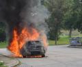Bild: dob
Lichterloh brennend stand der 5er BMW eines Waidhausers am Sonntagmorgen auf dem Parkplatz Ulrichsberg und wurde ein Raub der Flammen. Der Fahrer konnte nur zusehen.