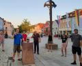 Bild: u
Erstmals in seiner 45-jährigen Geschichte muss das Marktplatzfest des Musikzugs abgesagt werden. Der Grund: Covid 19. Das Organisationsteam trifft sich zur Festeröffnungszeit auf dem Marktplatz zu einem „Pollerseidl“ (von links): Michael Knietsch, Brauerei-Chef Franz Dorfner, Vorsitzender Maximilian Stein, Ludwig Stein, Werner Stein, Heike Giehrl, Marie Giehrl und Erik Remhof.