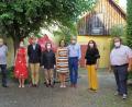 Bild: hrö
Hans Rösch (von links), Robert Schön, Felicia von Grundherr, Max von Grundherr, Dr. Elvira Freifrau von Lindenfels, Dr. Bertold Freiherr von Lindenfels, Christiane von Sobbe, Museumsmitarbeiterin Sandra Doß und Bürgermeister Hans Walter (nicht auf dem Bild Rainer Sollfrank) bei der Eröffnung der Fotoausstellung zum Schloss Wolframshof.