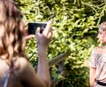 Bild: Frederic Glaser/exb
Die richtige Pose, das richtige Spiel aus Licht und Schatten: Auch mit dem Handy lassen sich tolle Schnappschüsse zaubern. Das erfuhren Jugendliche bei einem Instagram- und Fotografie-Workshop der Kommunalen Jugendarbeit Amberg-Sulzbach und der Ensdorfer Jugendpflege.