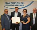 Bild: exb
Die Arbeit von Marco Schwab an der Spitze der SpVgg findet auch außerhalb Weigendorfs Anerkennung. Ende vergangenen Jahres bekam er die DFB-Uhr verliehen (von links): Bei der Übergabe der DFB-Uhr mit Urkunde (von links): Stefan Merkel (Kommission Ehrenamt DFB), Marco Schwab sowie die Kreis-Ehrenamtsbeauftragten Kathrin Bödelt und Alexander Männlein.