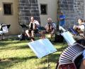 Bild: rgr
Einige Musikanten der "Klingenden Töne" lassen bei einer öffentlichen Probe Polkas und Walzer im Stadtpark erklingen.