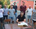 Bild: sne
Zweite Bürgermeisterin Anita Stauber bringt den Tischtennisspielern der "Dritten" das Goldene Buch der Stadt persönlich zum Unterschreiben vorbei. Auch SV-Vorsitzender Thomas Reiter (Zweiter von rechts) und Abteilungsleiter Thomas Winter (Zweiter von links) überbringen dem Team Glückwünsche.