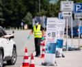 Bild: Sven Hoppe/dpa
Ein Corona-Testzentrum an der A 93 an der Rastanlage Inntal-Ost. Ein Mann hat sich nach einer Italien-Urlaubsreise an der Grenze auf Covid-19 testen lassen – er hatte bereits eine Geburtstagsfeier besucht, als er sein positives Testergebnis erhalten hat.