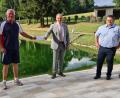 Bild: soj
Der stellvertretende Vorsitzende des Fördervereins "Freibad Selingau e.V." Thomas Graf (links) und Ebnaths stellvertretender Bürgermeister Michael Sticht (rechts) freuten sich über die Spende von Landrat Roland Grillmeier.