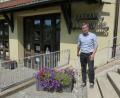 Bild: man
Nicht nur die Blumenkästen sollen in Ebnath blühen. Bürgermeister Wolfgang Söllner und seine Mitstreiter im Gemeinderat wollen den 1300-Einwohner-Ort noch lebens- und liebenswerter machen. Der 36-Jährige will nicht alles auf einmal zerreißen, sondern Schritt für Schritt in die Zukunft gehen.