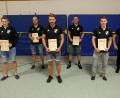 Bild: do
Für runde Einsatz-Jubiläen einiger Stammspieler der ersten und der zweiten Fußballmannschaft der SpVgg Neustadt gibt es Dank- und Ehrenurkunden. Im Bild (von links) Christian Miedel, Dominic Dollhopf, Sebastian Burucker, Tim Pühl, Ralf Dollhopf und Abteilungsleiter Ralf Malik