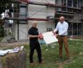 Bild: pko
Architekt Michael Steidl (links) und Bürgermeister Maximilian Beer mit den Farbmustern für die Dr.-von-Ringseis-Grundschule.