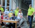 Bild: stg
Spielerisch mit Energie und der Energiewende umgehen - das lernen Kinder am KTB in Windischeschenbach mit Unterstützung der Neue Energien West eG (NEW). Informiert haben sich Staatssekretär Roland Weigert (Zweiter von rechts) und MdL Tobias Gotthardt (Fünfter von rechts).