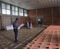 Bild: fz
Das war mal eine Turnhalle. Bürgermeister Markus Ziegler sieht sich die Pläne an und hofft inständig, dass das 1,5 Millionen-Projekt wie geplant abläuft.