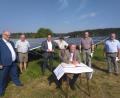 Bild: rfi
Staatssekretär MdL Roland Weigert (Dritter von rechts) und Landtagsabgeordneter Tobias Gotthardt (Dritter von links) besuchen bei ihrer Solarrundreise den Sonnenpark in Tännesberg, Bürgermeister Ludwig Gürtler (Zweiter von rechts) erläutert das Konzept.